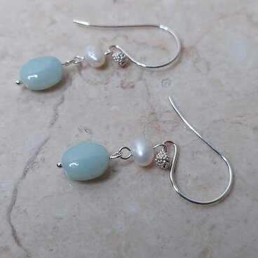 アマゾナイトと淡水パールのピアス