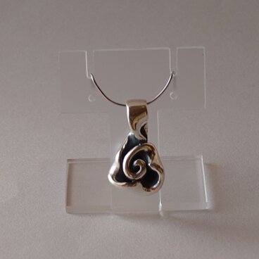 薔薇のペンダント