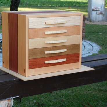 銘木で作った5段の隠し個所付引き出し