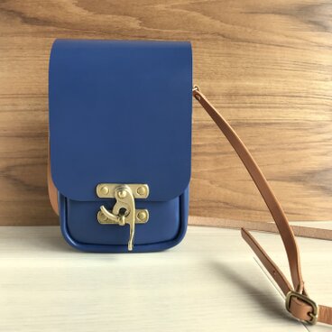 ヒネリ金具の革ポシェット