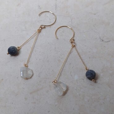 レインボームーンストーンとラブラドライトピアス