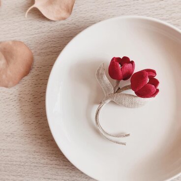 チューリップのブローチ　赤