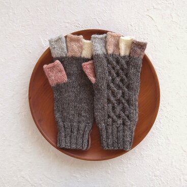 ベルトつき五本指手袋＊Luce＊ダークグレー/ストロベリー