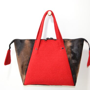 赤いニットと型押しファーのトートバッグ