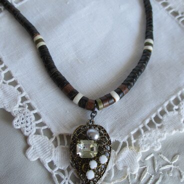 ブラウンウッドチップのネックレス