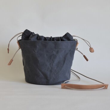 パラフィン×レザー 巾着型丸底ポシェット／チャコールグレー