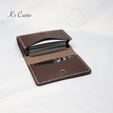 ヌメ革 たっぷり入るカードケース（ダークブラウン色）