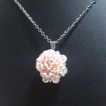 ロザフィ　エリーのムーンローズネックレス　ピンク