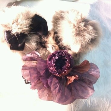 うさ耳とコサージュのヘッドドレス