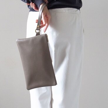 長財布も入ってスッキリ！上質イタリアンレザー「持ち手付き Pouch 」- トープ - ：カレン クオイル