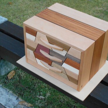 無垢材で作った隠し個所付3段の引き出し