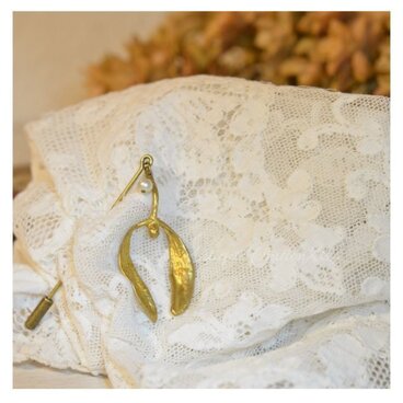 ヤドリギピンブローチ 宿り木