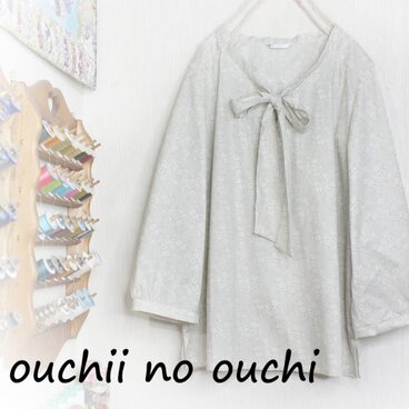 お値引き　リバティタナローン　大き目リボンギャザーヨークブラウス♪