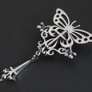 蝶と十字架のペンダントトップ