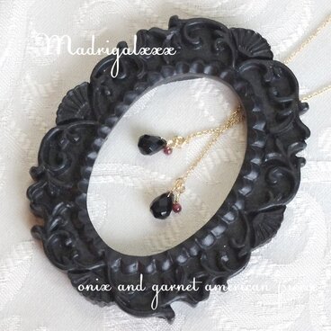 *オニキスと小さなガーネットのアメリカンピアス*１４KGF*