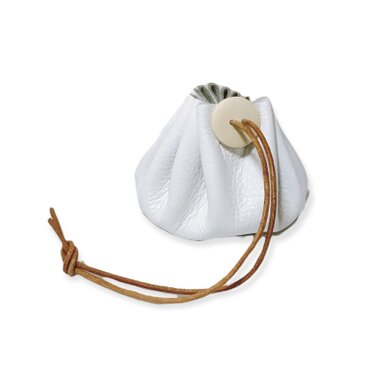 革と木のボタンの巾着　白