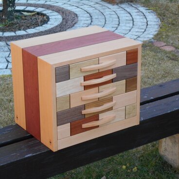 銘木で作った5段の隠し個所付引き出し