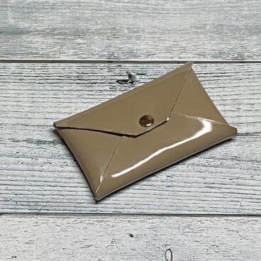 ✉レザー　カードケース✉【牛革　エナメル調 ベージュ系】