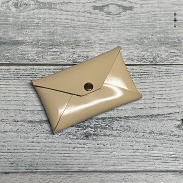 ✉レザー　カードケース✉【牛革　エナメル調 アイボリー系】