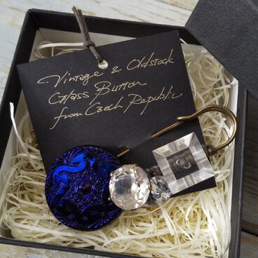 チェコガラスのピンブローチ　「marine blue－群青」