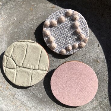 革ブローチ 初春