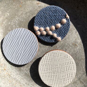 革ブローチ 初春