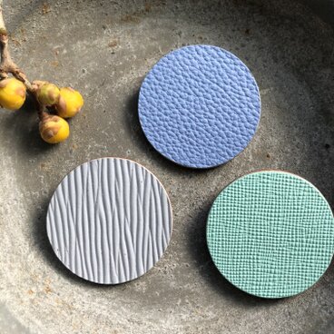 革ブローチ カラーズ