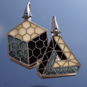 六角形、ペンローズ三角形のピアス　黒