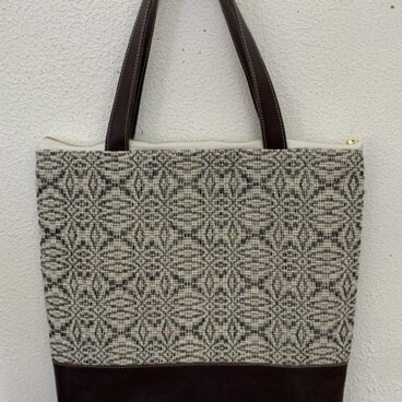 手織りのバッグ