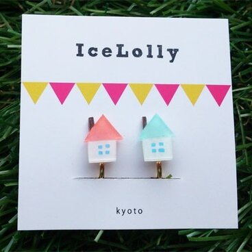 プラバンでできた家のイヤリング