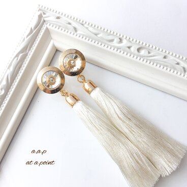 クラシカルゴールドフレームとクリスタルのタッセルピアス/イヤリング オフホワイト