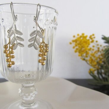 揺れるミモザのピアス