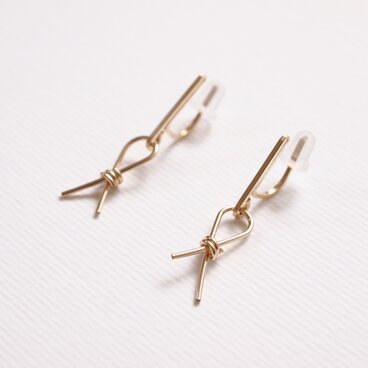 <イヤリング>シンプルラインイヤリング"knot"