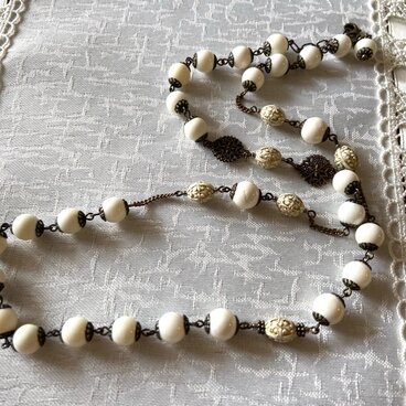 アンテイークな雰囲気のミドルレングスネックレス