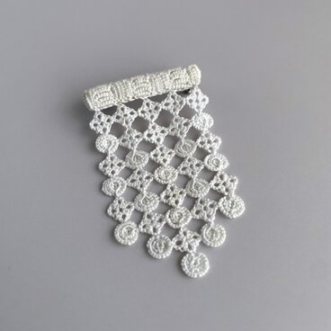 勲章みたいなレースのブローチ 白 | tatting lace