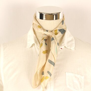 国産シルク小判スカーフ／トライバル柄／ベージュ地