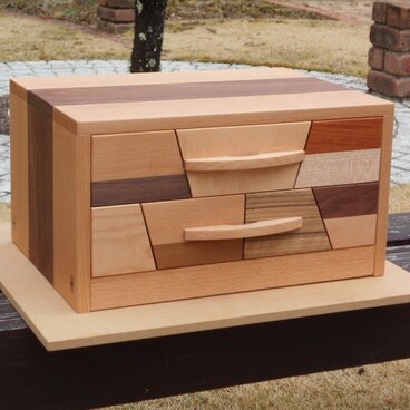 銘木で作った2段の隠し個所付引き出し