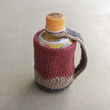 ニット編みの280mlペットボトルホルダー　ストラップ付き