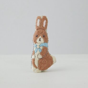 野うさぎ　青空のスカーフ　刺繍ブローチ　【受注製作】