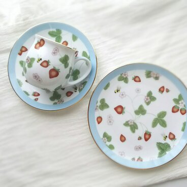 イチゴのティーセット(カップ＆ソーサー1客、プレート1枚)