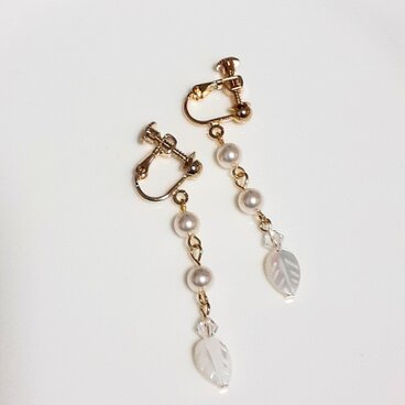 白蝶貝真珠の母とスワロの揺れるイヤリング