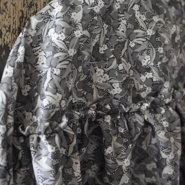 リバティドルマンスリーブフリルブラウス　チェリーライプブラック