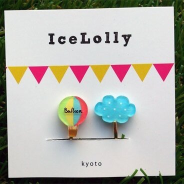 プラバンでできた気球のイヤリング