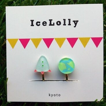 プラバンでできたロケットのイヤリング