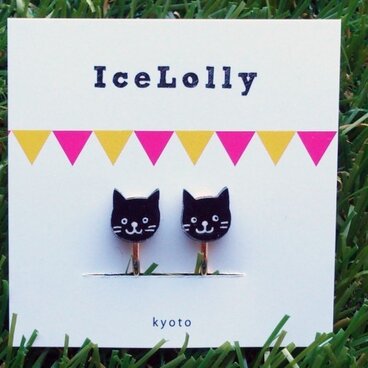 プラバンでできた黒ネコのイヤリング