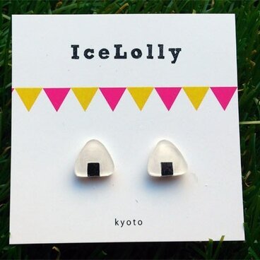 プラバンでできた おにぎり のピアス