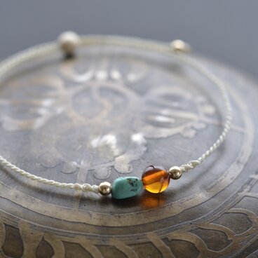 ターコイズ＆アンバー　マクラメブレスレット　ヘンプ色