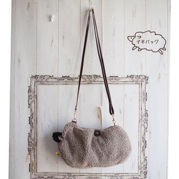 ホックでとめる。ふわふわ黒カオ子ひつじ巾着バッグ-149