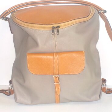 グレーの牛革手縫いの手提げにもなるリュックサック