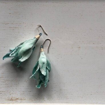 染め布　タッセルピアス・イヤリング　mint